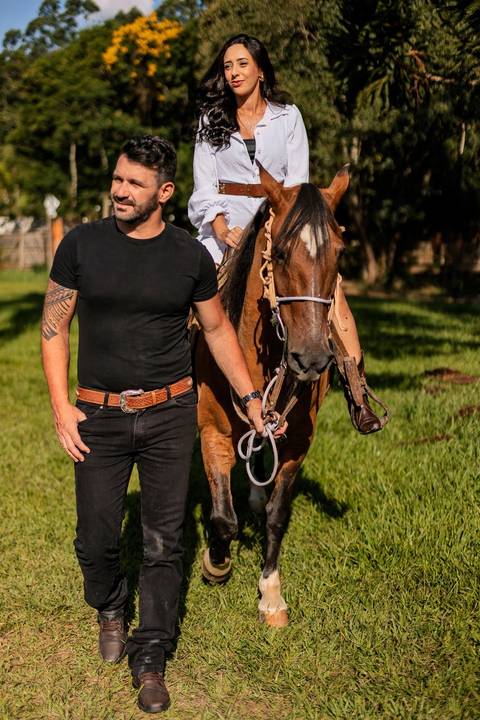 As melhores ideias e inspirações criativas de fotos de ensaio pré casamento registradas por profissionais de eventos da empresa Criativus Foto e Vídeo na Chácara do Casal com Cavalos'