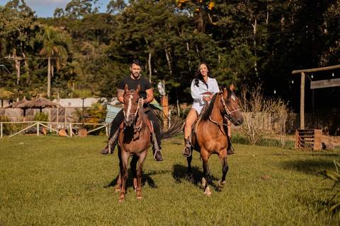 As melhores ideias e inspirações criativas de fotos de ensaio pré casamento registradas por profissionais de eventos da empresa Criativus Foto e Vídeo na Chácara do Casal com Cavalos'