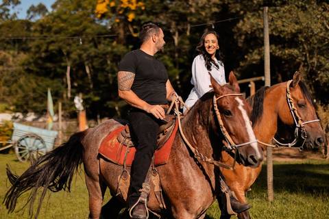 As melhores ideias e inspirações criativas de fotos de ensaio pré casamento registradas por profissionais de eventos da empresa Criativus Foto e Vídeo na Chácara do Casal com Cavalos'
