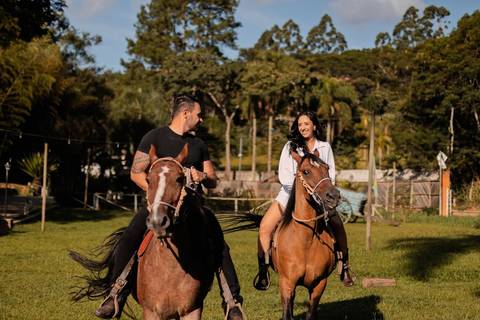 As melhores ideias e inspirações criativas de fotos de ensaio pré casamento registradas por profissionais de eventos da empresa Criativus Foto e Vídeo na Chácara do Casal com Cavalos'