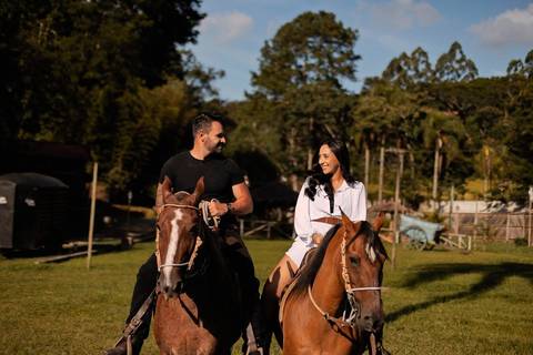 As melhores ideias e inspirações criativas de fotos de ensaio pré casamento registradas por profissionais de eventos da empresa Criativus Foto e Vídeo na Chácara do Casal com Cavalos'