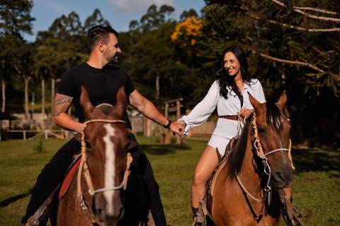 As melhores ideias e inspirações criativas de fotos de ensaio pré casamento registradas por profissionais de eventos da empresa Criativus Foto e Vídeo na Chácara do Casal com Cavalos'