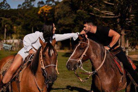 As melhores ideias e inspirações criativas de fotos de ensaio pré casamento registradas por profissionais de eventos da empresa Criativus Foto e Vídeo na Chácara do Casal com Cavalos'