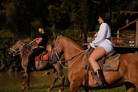 As melhores ideias e inspirações criativas de fotos de ensaio pré casamento registradas por profissionais de eventos da empresa Criativus Foto e Vídeo na Chácara do Casal com Cavalos'