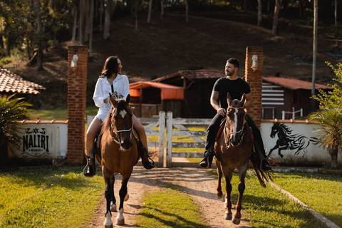 As melhores ideias e inspirações criativas de fotos de ensaio pré casamento registradas por profissionais de eventos da empresa Criativus Foto e Vídeo na Chácara do Casal com Cavalos'