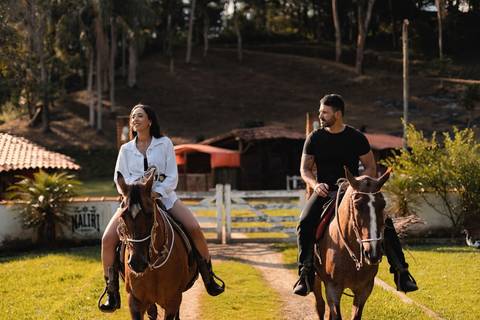 As melhores ideias e inspirações criativas de fotos de ensaio pré casamento registradas por profissionais de eventos da empresa Criativus Foto e Vídeo na Chácara do Casal com Cavalos'