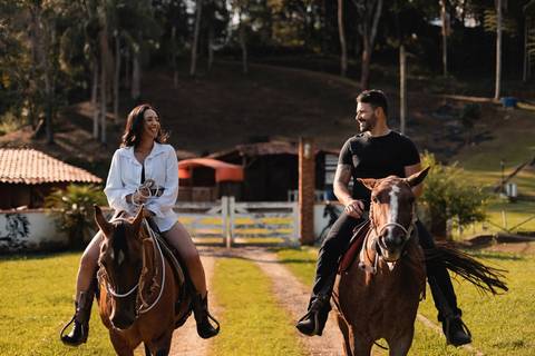 As melhores ideias e inspirações criativas de fotos de ensaio pré casamento registradas por profissionais de eventos da empresa Criativus Foto e Vídeo na Chácara do Casal com Cavalos'