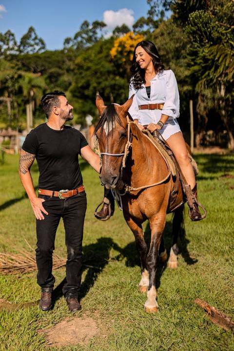 As melhores ideias e inspirações criativas de fotos de ensaio pré casamento registradas por profissionais de eventos da empresa Criativus Foto e Vídeo na Chácara do Casal com Cavalos'