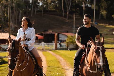 As melhores ideias e inspirações criativas de fotos de ensaio pré casamento registradas por profissionais de eventos da empresa Criativus Foto e Vídeo na Chácara do Casal com Cavalos'