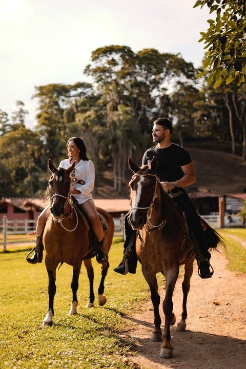 As melhores ideias e inspirações criativas de fotos de ensaio pré casamento registradas por profissionais de eventos da empresa Criativus Foto e Vídeo na Chácara do Casal com Cavalos'
