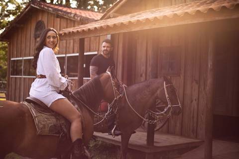 As melhores ideias e inspirações criativas de fotos de ensaio pré casamento registradas por profissionais de eventos da empresa Criativus Foto e Vídeo na Chácara do Casal com Cavalos'