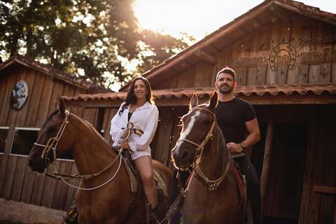 As melhores ideias e inspirações criativas de fotos de ensaio pré casamento registradas por profissionais de eventos da empresa Criativus Foto e Vídeo na Chácara do Casal com Cavalos'