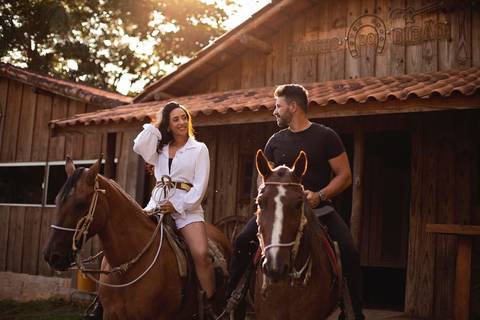As melhores ideias e inspirações criativas de fotos de ensaio pré casamento registradas por profissionais de eventos da empresa Criativus Foto e Vídeo na Chácara do Casal com Cavalos'