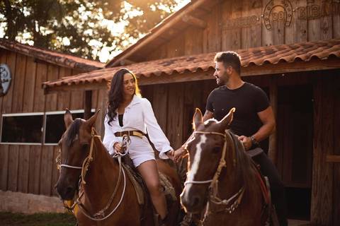 As melhores ideias e inspirações criativas de fotos de ensaio pré casamento registradas por profissionais de eventos da empresa Criativus Foto e Vídeo na Chácara do Casal com Cavalos'