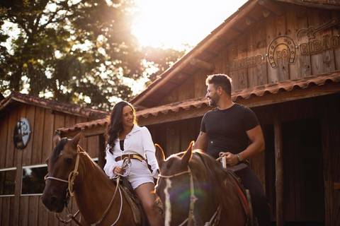 As melhores ideias e inspirações criativas de fotos de ensaio pré casamento registradas por profissionais de eventos da empresa Criativus Foto e Vídeo na Chácara do Casal com Cavalos'