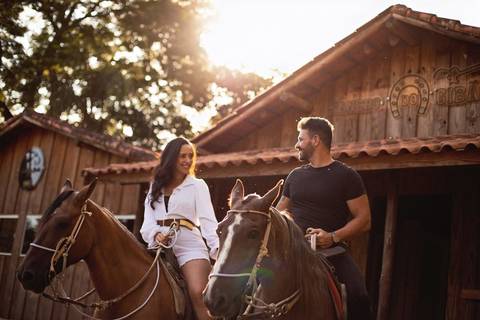 As melhores ideias e inspirações criativas de fotos de ensaio pré casamento registradas por profissionais de eventos da empresa Criativus Foto e Vídeo na Chácara do Casal com Cavalos'