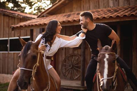As melhores ideias e inspirações criativas de fotos de ensaio pré casamento registradas por profissionais de eventos da empresa Criativus Foto e Vídeo na Chácara do Casal com Cavalos'