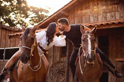 As melhores ideias e inspirações criativas de fotos de ensaio pré casamento registradas por profissionais de eventos da empresa Criativus Foto e Vídeo na Chácara do Casal com Cavalos'