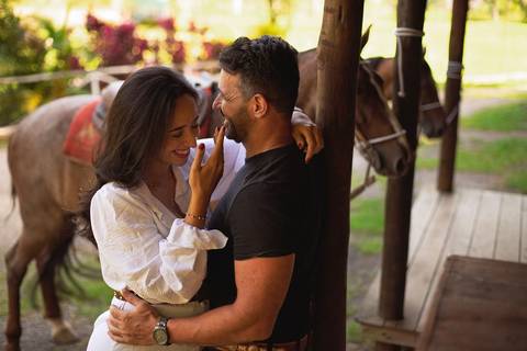 As melhores ideias e inspirações criativas de fotos de ensaio pré casamento registradas por profissionais de eventos da empresa Criativus Foto e Vídeo na Chácara do Casal com Cavalos'