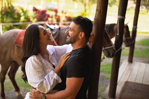 As melhores ideias e inspirações criativas de fotos de ensaio pré casamento registradas por profissionais de eventos da empresa Criativus Foto e Vídeo na Chácara do Casal com Cavalos'