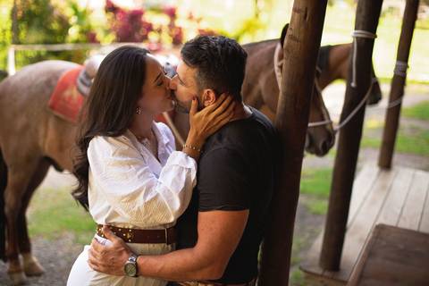 As melhores ideias e inspirações criativas de fotos de ensaio pré casamento registradas por profissionais de eventos da empresa Criativus Foto e Vídeo na Chácara do Casal com Cavalos'