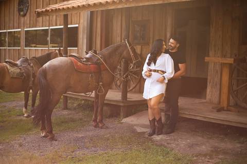 As melhores ideias e inspirações criativas de fotos de ensaio pré casamento registradas por profissionais de eventos da empresa Criativus Foto e Vídeo na Chácara do Casal com Cavalos'