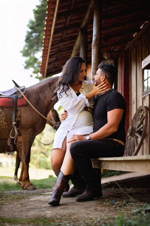 As melhores ideias e inspirações criativas de fotos de ensaio pré casamento registradas por profissionais de eventos da empresa Criativus Foto e Vídeo na Chácara do Casal com Cavalos'