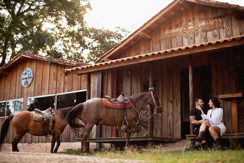 As melhores ideias e inspirações criativas de fotos de ensaio pré casamento registradas por profissionais de eventos da empresa Criativus Foto e Vídeo na Chácara do Casal com Cavalos'