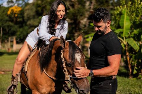 As melhores ideias e inspirações criativas de fotos de ensaio pré casamento registradas por profissionais de eventos da empresa Criativus Foto e Vídeo na Chácara do Casal com Cavalos'