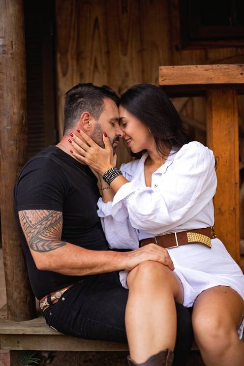 As melhores ideias e inspirações criativas de fotos de ensaio pré casamento registradas por profissionais de eventos da empresa Criativus Foto e Vídeo na Chácara do Casal com Cavalos'