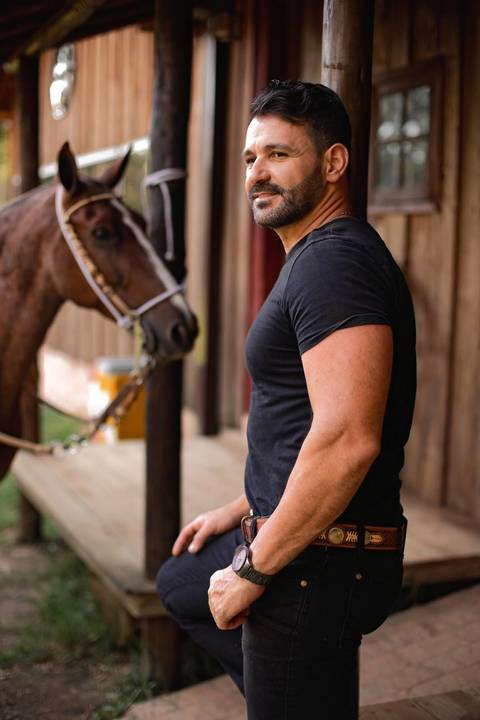 As melhores ideias e inspirações criativas de fotos de ensaio pré casamento registradas por profissionais de eventos da empresa Criativus Foto e Vídeo na Chácara do Casal com Cavalos'