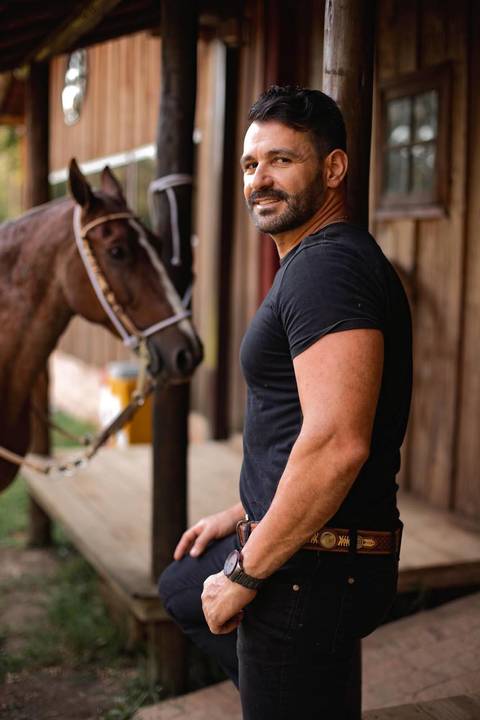 As melhores ideias e inspirações criativas de fotos de ensaio pré casamento registradas por profissionais de eventos da empresa Criativus Foto e Vídeo na Chácara do Casal com Cavalos'