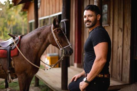 As melhores ideias e inspirações criativas de fotos de ensaio pré casamento registradas por profissionais de eventos da empresa Criativus Foto e Vídeo na Chácara do Casal com Cavalos'