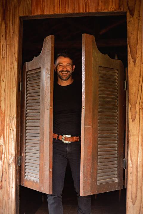 As melhores ideias e inspirações criativas de fotos de ensaio pré casamento registradas por profissionais de eventos da empresa Criativus Foto e Vídeo na Chácara do Casal com Cavalos'