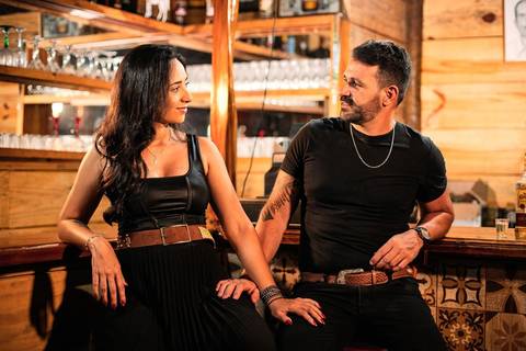 As melhores ideias e inspirações criativas de fotos de ensaio pré casamento registradas por profissionais de eventos da empresa Criativus Foto e Vídeo na Chácara do Casal com Cavalos'