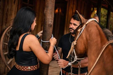 As melhores ideias e inspirações criativas de fotos de ensaio pré casamento registradas por profissionais de eventos da empresa Criativus Foto e Vídeo na Chácara do Casal com Cavalos'