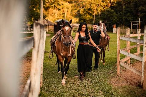 As melhores ideias e inspirações criativas de fotos de ensaio pré casamento registradas por profissionais de eventos da empresa Criativus Foto e Vídeo na Chácara do Casal com Cavalos'