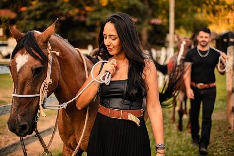 As melhores ideias e inspirações criativas de fotos de ensaio pré casamento registradas por profissionais de eventos da empresa Criativus Foto e Vídeo na Chácara do Casal com Cavalos'