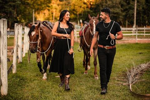 As melhores ideias e inspirações criativas de fotos de ensaio pré casamento registradas por profissionais de eventos da empresa Criativus Foto e Vídeo na Chácara do Casal com Cavalos'