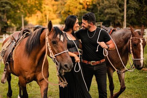 As melhores ideias e inspirações criativas de fotos de ensaio pré casamento registradas por profissionais de eventos da empresa Criativus Foto e Vídeo na Chácara do Casal com Cavalos'