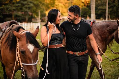As melhores ideias e inspirações criativas de fotos de ensaio pré casamento registradas por profissionais de eventos da empresa Criativus Foto e Vídeo na Chácara do Casal com Cavalos'