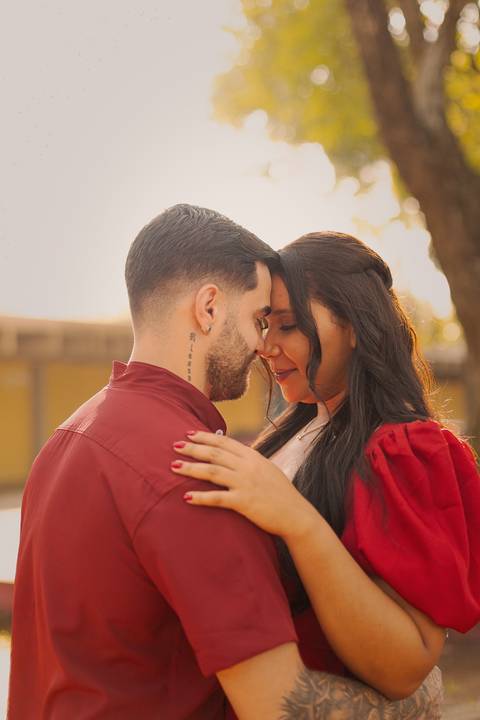 As melhores ideias e inspirações criativas de fotos de ensaio pré casamento registradas por fotógrafos profissionais de eventos da empresa Criativus Foto e Vídeo no Parque Ecológico de Barueri'