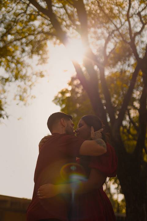 As melhores ideias e inspirações criativas de fotos de ensaio pré casamento registradas por fotógrafos profissionais de eventos da empresa Criativus Foto e Vídeo no Parque Ecológico de Barueri'