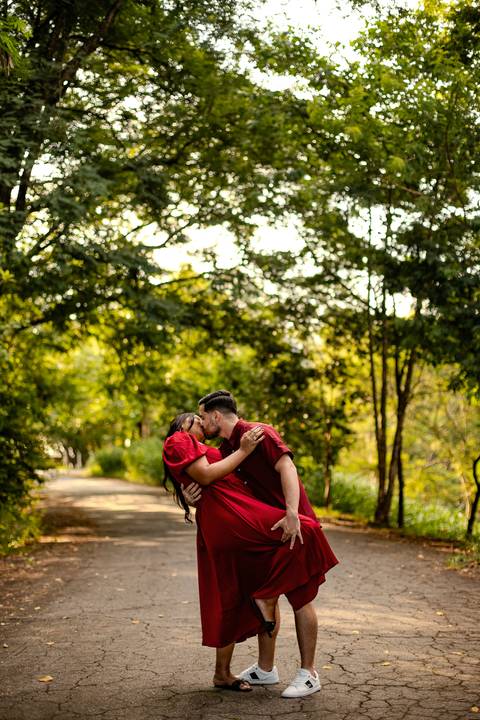 As melhores ideias e inspirações criativas de fotos de ensaio pré casamento registradas por fotógrafos profissionais de eventos da empresa Criativus Foto e Vídeo no Parque Ecológico de Barueri'