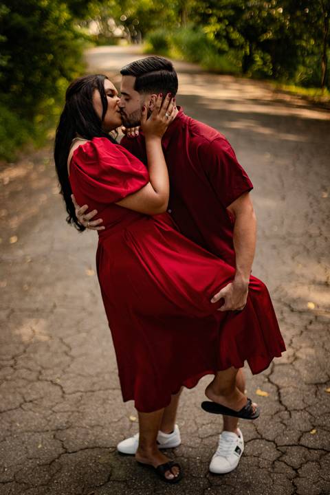 As melhores ideias e inspirações criativas de fotos de ensaio pré casamento registradas por fotógrafos profissionais de eventos da empresa Criativus Foto e Vídeo no Parque Ecológico de Barueri'