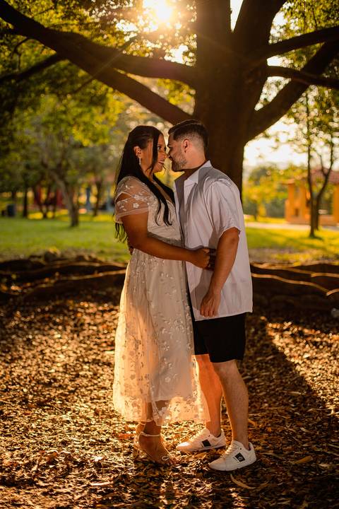 As melhores ideias e inspirações criativas de fotos de ensaio pré casamento registradas por fotógrafos profissionais de eventos da empresa Criativus Foto e Vídeo no Parque Ecológico de Barueri'