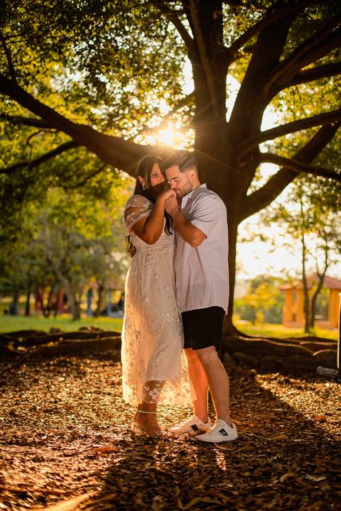 As melhores ideias e inspirações criativas de fotos de ensaio pré casamento registradas por fotógrafos profissionais de eventos da empresa Criativus Foto e Vídeo no Parque Ecológico de Barueri'
