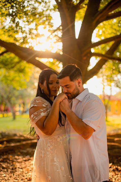 As melhores ideias e inspirações criativas de fotos de ensaio pré casamento registradas por fotógrafos profissionais de eventos da empresa Criativus Foto e Vídeo no Parque Ecológico de Barueri'