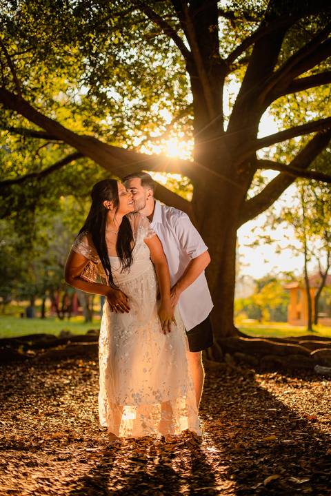 As melhores ideias e inspirações criativas de fotos de ensaio pré casamento registradas por fotógrafos profissionais de eventos da empresa Criativus Foto e Vídeo no Parque Ecológico de Barueri'