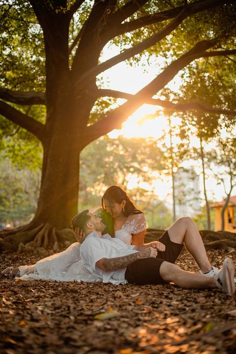 As melhores ideias e inspirações criativas de fotos de ensaio pré casamento registradas por fotógrafos profissionais de eventos da empresa Criativus Foto e Vídeo no Parque Ecológico de Barueri'